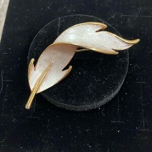 Vintage Brooch Pin Gold Tone Leaves